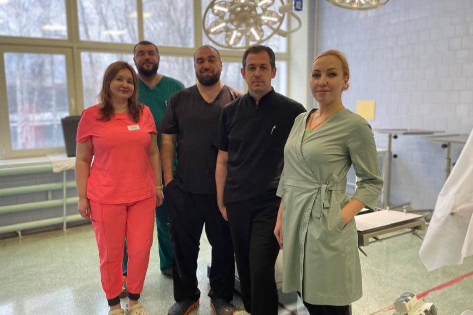 Свердловские медики удалили пациентке гигантскую опухоль весом более 15 килограммов | На Урале врачи удалили женщине опухоль, которая весила более 15 килограммов