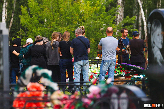 На Урале похоронили девушку, убитую подростком-ухажёром 