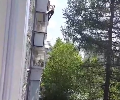 Выпавший с пятого этажа житель Первоуральска отделался переломом ноги 
