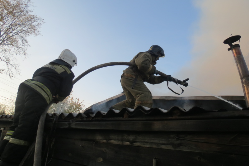 Пятничным вечером в Первоуральске сгорели иномарка и гараж