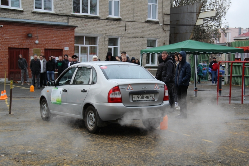 В Екатеринбурге прошел конкурс водительского мастерства | На Урале прошел конкурс молодых водителей «Автозачетка»