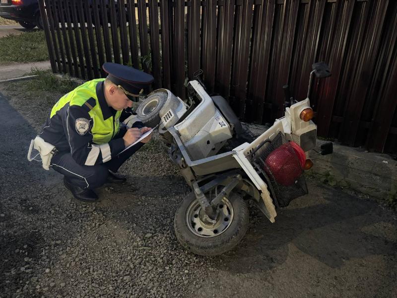 Пьяный водитель мопеда в Первоуральске попал в аварию с 10-летней девочкой-пассажиром | В Первоуральске пьяный водитель мопеда опрокинулся на дороге Пьяный водитель мопеда в Первоуральске попал в аварию с 10-летней девочкой-пассажиром | В Первоуральске пьяный водитель мопеда опрокинулся на дороге