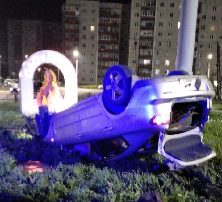 В Первоуральске ночью автомобиль вылетел с дороги и опрокинулся 