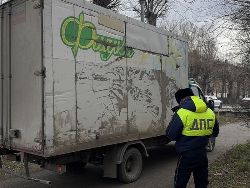 В Первоуральске «ГАЗель» сбила женщину прямо перед торговым павильоном | Пенсионерка пострадала в ДТП с «ГАЗелью» в Первоуральске