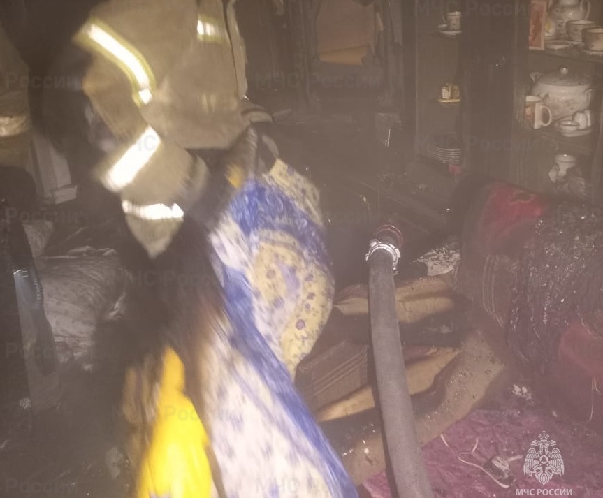 В Первоуральске восемь человек эвакуировались из горящей двухэтажки