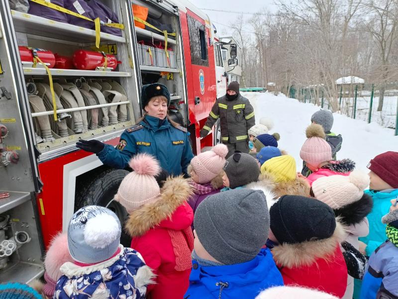Пожарные Первоуральска провели для дошкольников познавательную экскурсию | В Первоуральске для дошкольников провели урок безопасности с участием пожарных