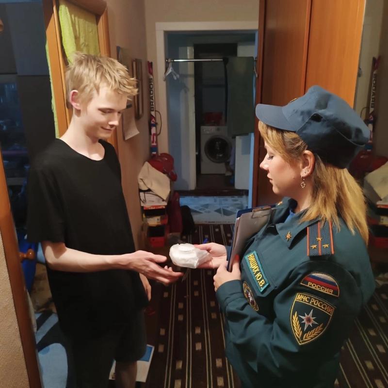 В Первоуральске прошел рейд по установке пожарных извещателей | Первоуральские сотрудники городской службы спасения провели профилактический рейд 