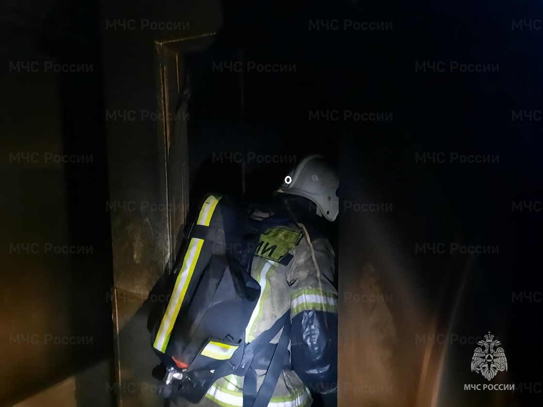 В Первоуральске из-за пожара эвакуировались жители многоэтажки В Первоуральске из-за пожара эвакуировались жители многоэтажки