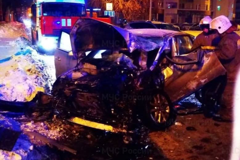 В Первоуральске произошло ДТП с пострадавшим  | На Урале столкнулись два легковых автомобиля