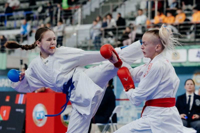 Каратисты Свердловской области привезли 17 медалей с международных соревнований | Уральские каратисты завоевали 17 медалей на «Малахитовом поясе»