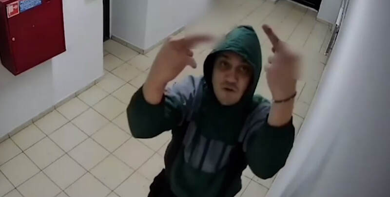 Свердловчанин разгромил пожарные шкафы в подъезде и показал неприличный жест в камеры наблюдения | Молодой вандал разгромил подъезд в Свердловской области