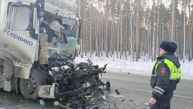 На Тюменском тракте ввели реверсивное движение из-за аварии с двумя грузовиками | На трассе «Екатеринбург – Тюмень» введено реверсивное движение из-за ДТП На Тюменском тракте ввели реверсивное движение из-за аварии с двумя грузовиками | На трассе «Екатеринбург – Тюмень» введено реверсивное движение из-за ДТП