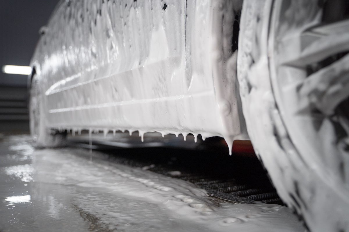 Кузов блестит, а днище ржавеет? Обычная мойка бесполезна — делаю раствор из лимонки и забываю о соли