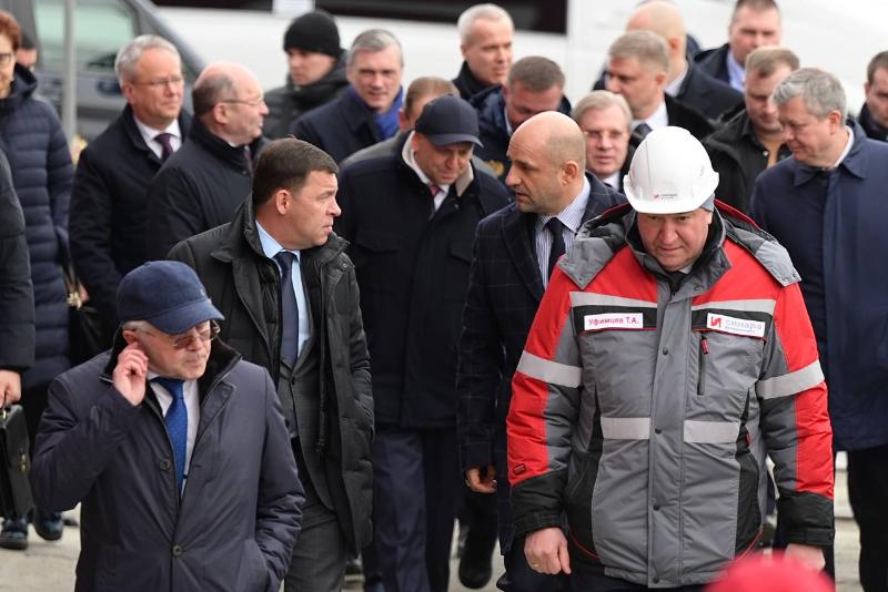 Полпред Жога и вице-премьер РФ Савельев оценили «Уральские локомотивы» | На Урале показали технологию создания поездов для самой быстрой железной дороги России