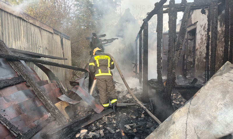 Масштабный пожар уничтожил дом, гараж и машину под Первоуральском | Пожар под Первоуральском уничтожил жилой дом и постройки Масштабный пожар уничтожил дом, гараж и машину под Первоуральском | Пожар под Первоуральском уничтожил жилой дом и постройки