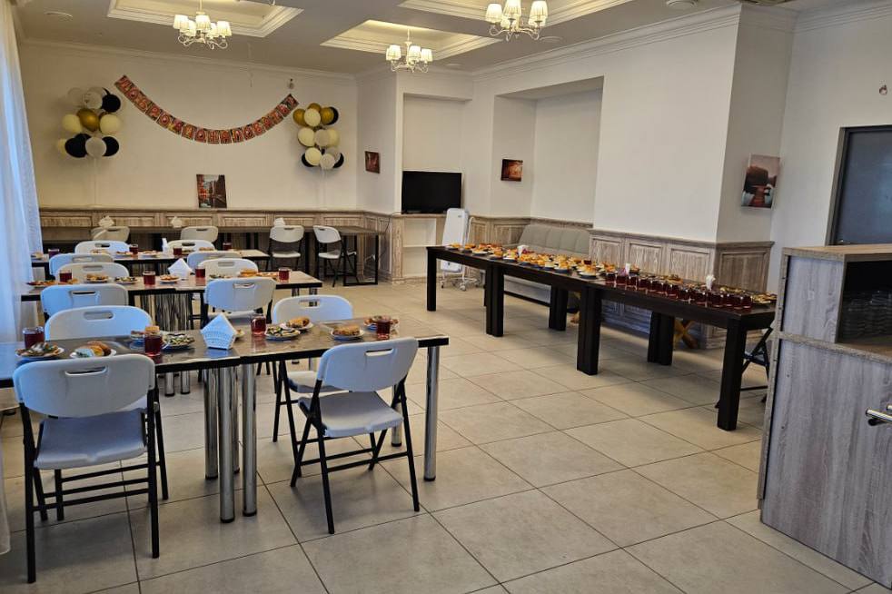 В Первоуральске на проспекте Ильича, 28 открылась первая благотворительная столовая  | На Урале благодаря президентскому гранту открыли благотворительную столовую