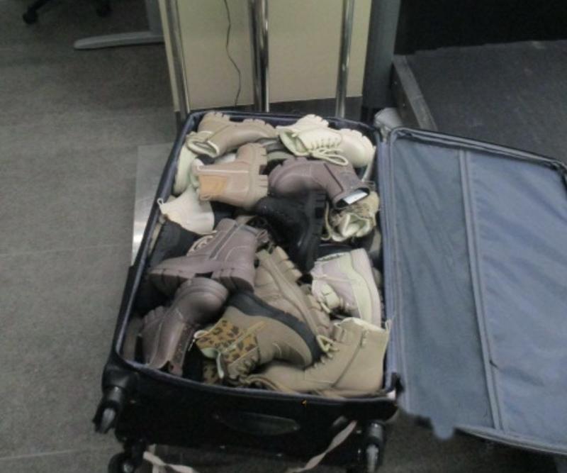 Китаец пытался ввезти в Свердловскую область 190 правых ботинок   | На Урале задержали гражданина Китая с партией обуви  