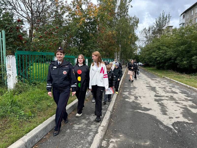Первоуральские школьники изучают правила дорожного движения вместе с ГАИ | В Первоуральске сотрудники ГАИ провели экскурсию для школьников