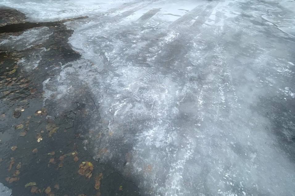 «Смертельный аттракцион»: в Первоуральске водопроводная вода бежит по улице уже 4 года и создает опасность зимой | На Урале первоуральцы жалуются на водопроводную воду во дворах «Смертельный аттракцион»: в Первоуральске водопроводная вода бежит по улице уже 4 года и создает опасность зимой | На Урале первоуральцы жалуются на водопроводную воду во дворах