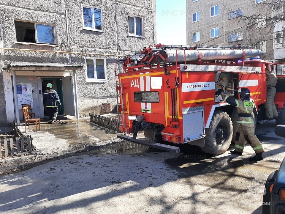 В Первоуральске десятерых человек эвакуировали из горящего дома В Первоуральске десятерых человек эвакуировали из горящего дома