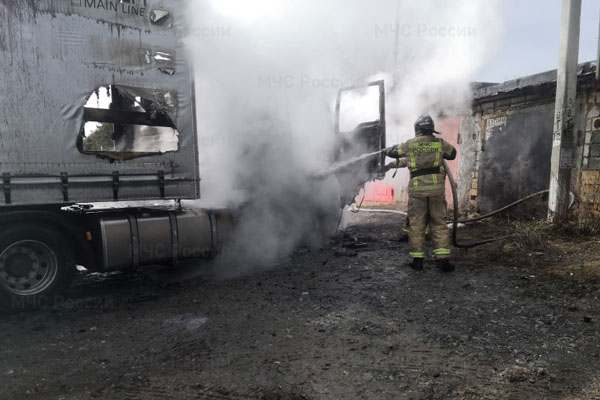 В Первоуральске сгорела грузовая автомашина "Sitrak" | В Свердловской области сгорел грузовой автомобиль
