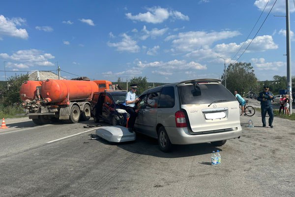 Под Первоуральском в ДТП погибли два человека, один из них ребенок и еще девять ранены Под Первоуральском в ДТП погибли два человека, один из них ребенок и еще девять ранены