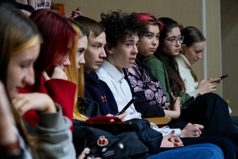 Мэр Первоуральска Игорь Кабец встретился со студентами политехникума | Глава Первоуральска встретился с учащимися Первоуральского политехникума