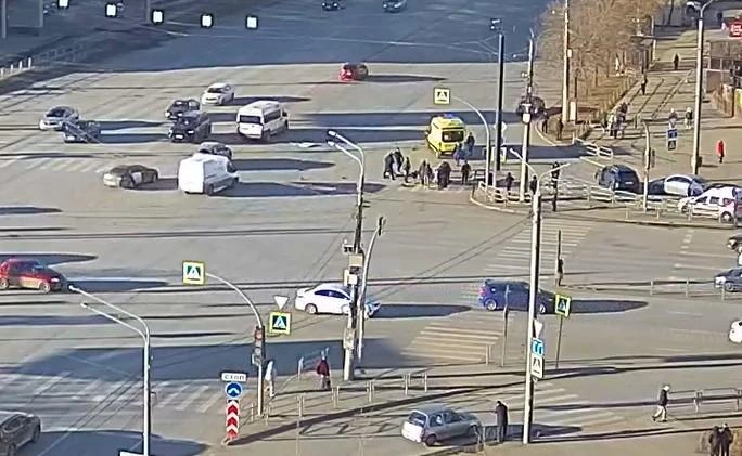 В Челябинске пьяный водитель въехал в толпу пешеходов: пострадали пять человек | Пьяный водитель BMW сбил несколько пешеходов и попытался скрыться В Челябинске пьяный водитель въехал в толпу пешеходов: пострадали пять человек | Пьяный водитель BMW сбил несколько пешеходов и попытался скрыться