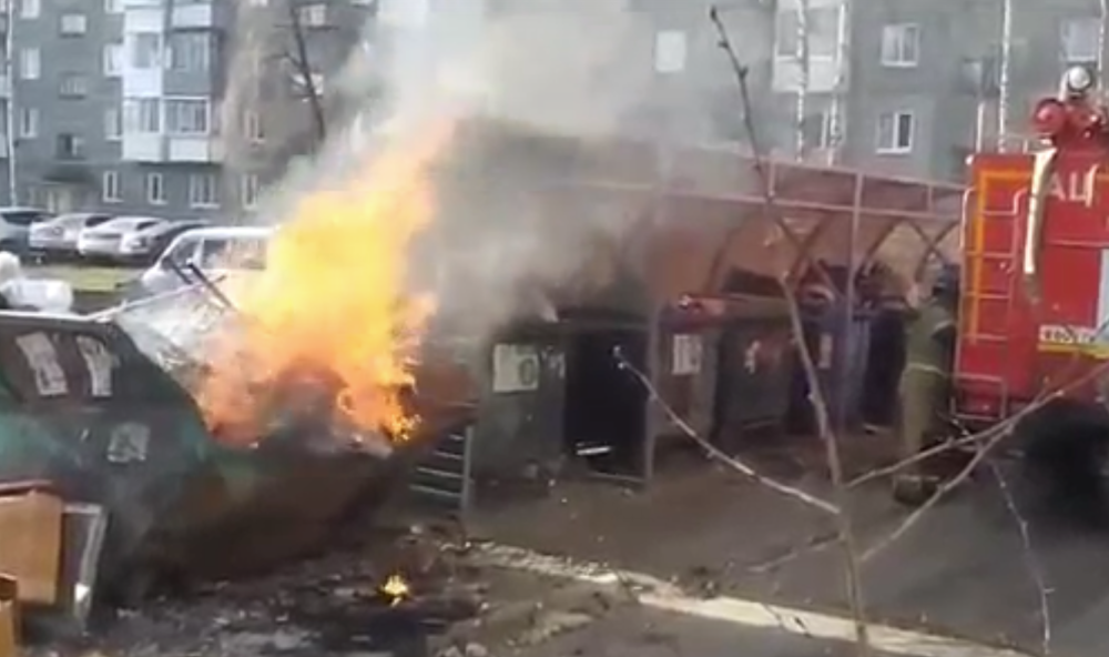 Утром по улице Строителей произошло возгорание мусорного контейнера | Возгорание произошло на мусорной площадке в Первоуральске