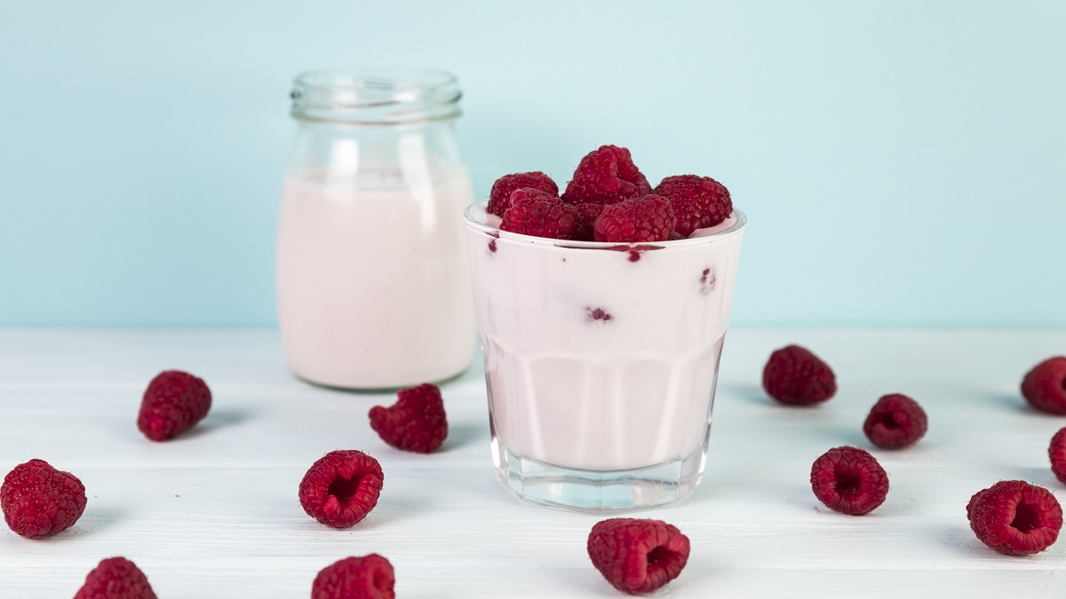 Десерт за 2 минуты: кидаю малину в кипящее молоко, взбиваю — и крем нежнее любого мусса