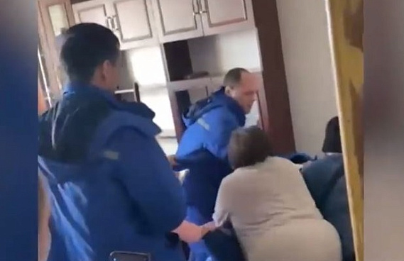 Скандал в Челябинске: Драка между врачами скорой помощи и родственниками пациента