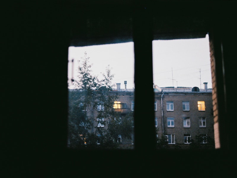 Екатеринбурженка во время ремонта выпала из окна и погибла | В Екатеринбурге девушка упала с высоты и разбилась