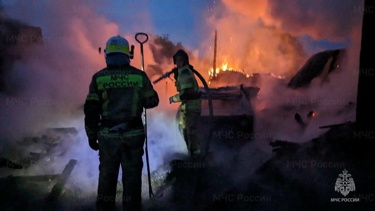На улице Мира в пожаре пострадали женщина и девочки На улице Мира в пожаре пострадали женщина и девочки