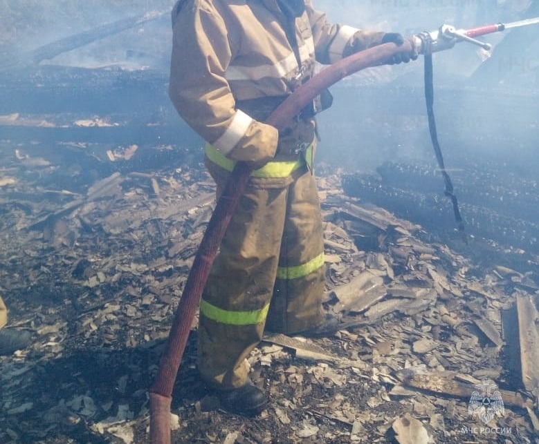 Огнеборцы завершили работы на месте пожара в посёлке Прогресс Огнеборцы завершили работы на месте пожара в посёлке Прогресс
