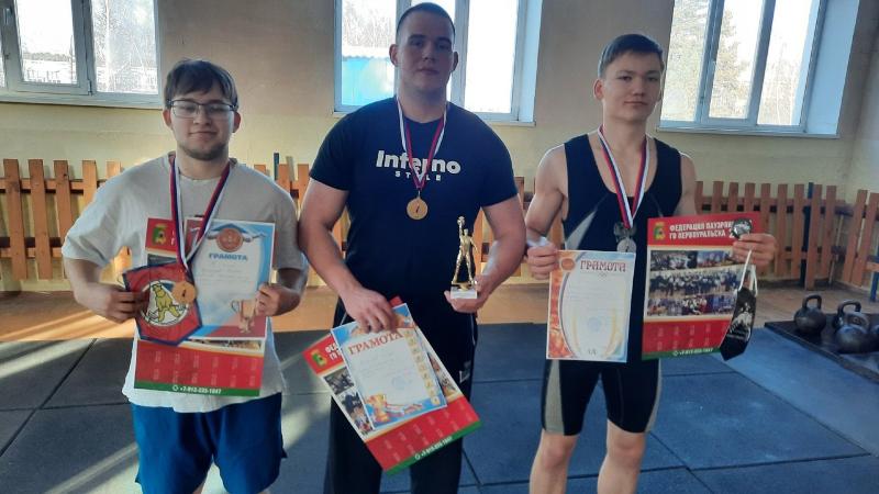 Рекорд в 111 подъемов: первоуралец Марк Зарипов завоевал «золото» на первенстве по гиревому спорту | Студент из Первоуральска установил новый рекорд первенства по гиревому спорту 