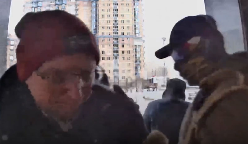 «Фантомас» снова напал: в Екатеринбурге атаковали пенсионера у подъезда | В Екатеринбурге мужчина в маске напал на жильца дома