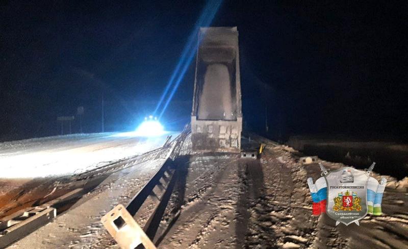 На Тюменском тракте грузовик врезался в дорожную опору | На трассе «Екатеринбург – Тюмень» грузовой автомобиль наехал на дорожную опору На Тюменском тракте грузовик врезался в дорожную опору | На трассе «Екатеринбург – Тюмень» грузовой автомобиль наехал на дорожную опору