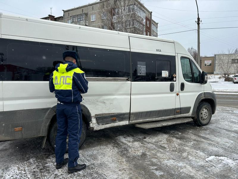 В Первоуральске автомобиль наехал на автобус | В Свердловской области легковушка столкнулась с автобусом