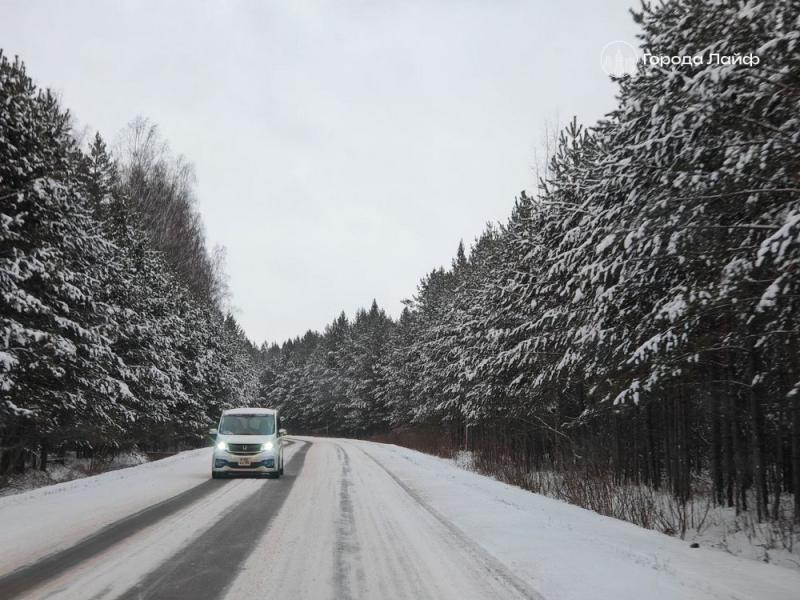 Снежный накат и видимость 200 метров: свердловская ГАИ обратилась к водителям из-за непогоды | ГАИ Свердловской области призывает водителей к осторожности из-за осадков