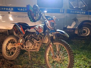 В Свердловской области подросток опрокинулся на мотоцикле | На Урале подросток разбил голову после падения с мотоцикла