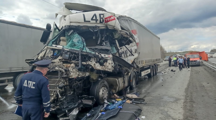 На Урале закрыли дело о страшной аварии под Первоуральском, в которой погибли трое дорожников На Урале закрыли дело о страшной аварии под Первоуральском, в которой погибли трое дорожников