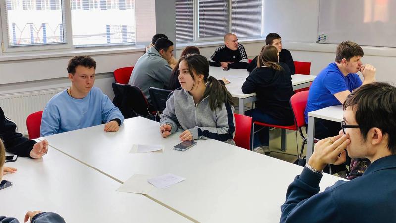 Студенты первоуральского колледжа проверили свои знания в квизе о профтехобразовании   | В Первоуральске прошел квиз, посвященный 85-летию системы СПО  