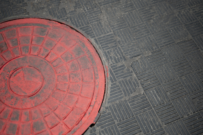 «Вонища невозможная»: в Первоуральске снова течет канализация | В Первоуральске снова течет канализация