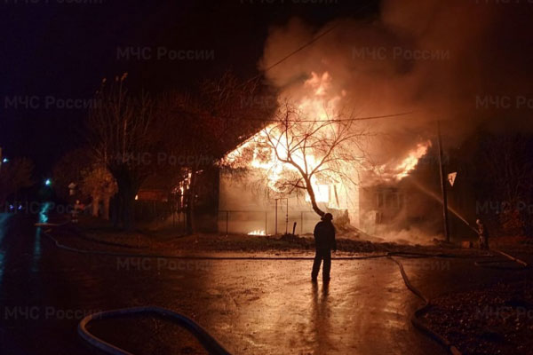 Ночью под Первоуральском в крупном пожаре сгорел частный жилой дом