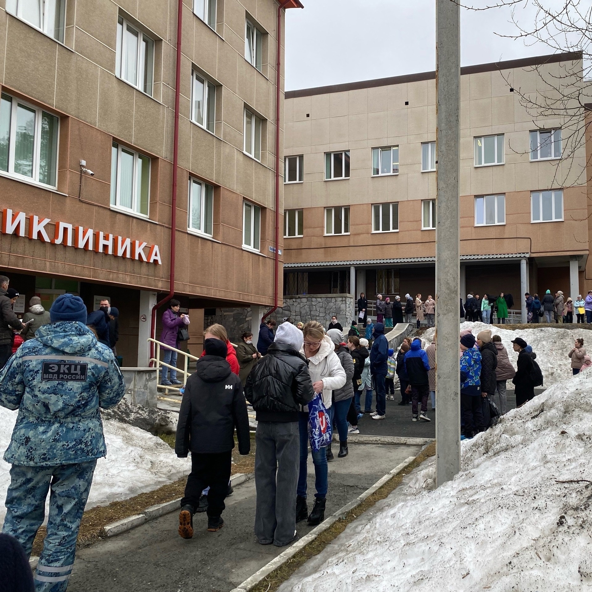 Из первоуральской детской поликлиники опять эвакуировали людей | На Урале из поликлиники эвакуировали людей
