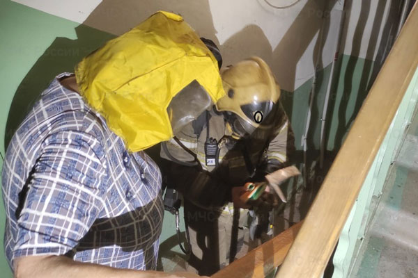 Ночью в Первоуральске в четырехэтажке произошел пожар. Огнеборцы спасли пять человек