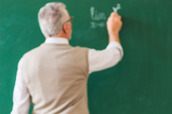 В России предложили установить минимальные зарплаты учителей вдвое выше МРОТ В России предложили установить минимальные зарплаты учителей вдвое выше МРОТ