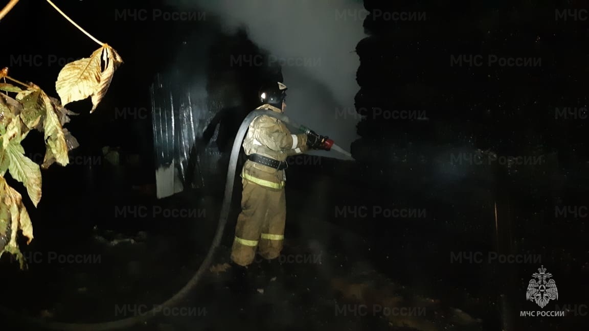 На Хрустальной сгорел жилой дом На Хрустальной сгорел жилой дом