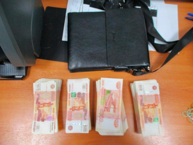 На стройку для родителей: на Урале бизнесмен попытался вывезти 4 млн рублей в Таджикистан  | В Свердловской области задержали пассажира с 4 млн рублей, скрытыми в багаже