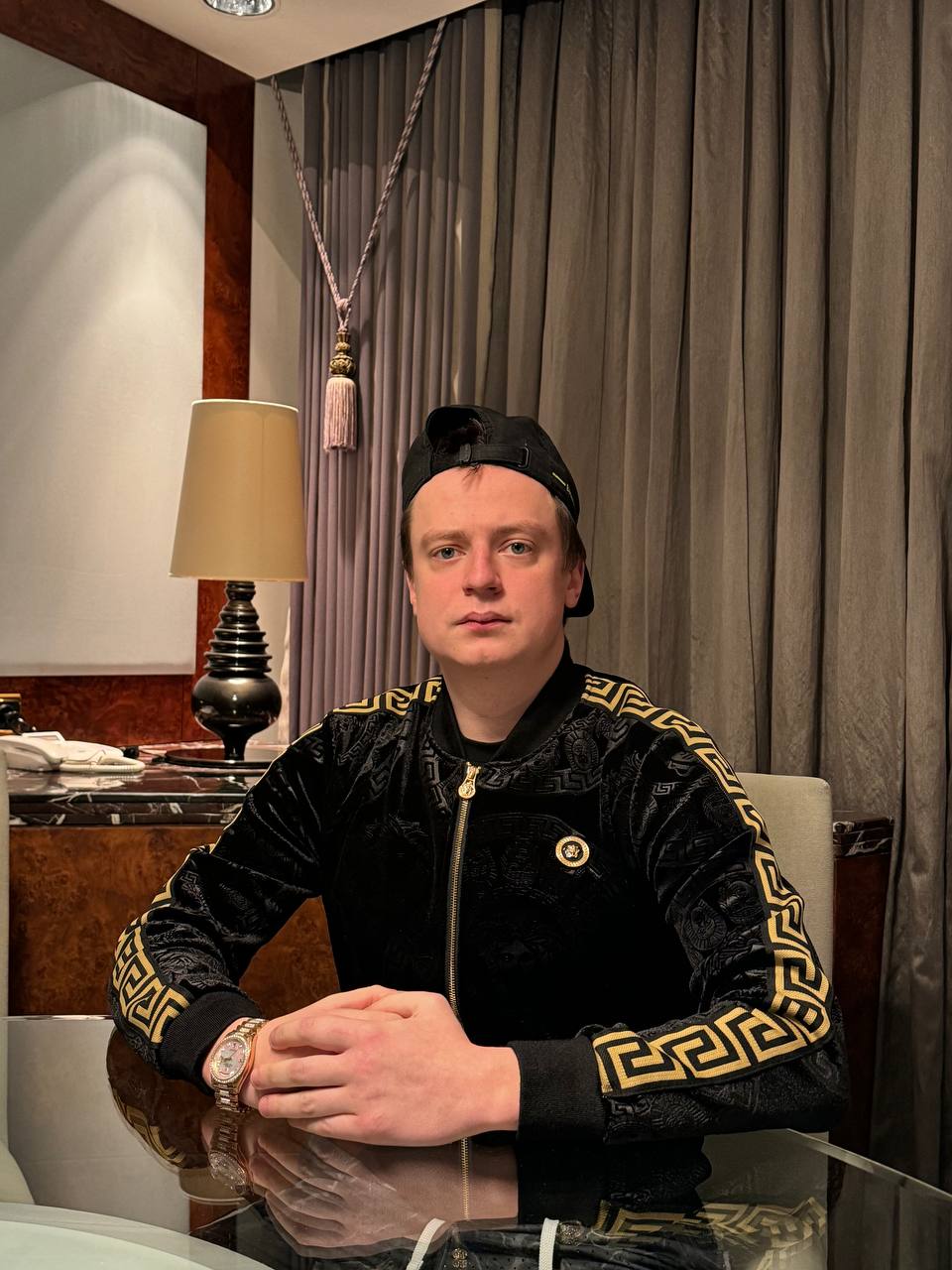 Блогер Меллстрой устроил дождь из денег в московском ночном клубе | Дождь из денег прошёл в Москве Блогер Меллстрой устроил дождь из денег в московском ночном клубе | Дождь из денег прошёл в Москве